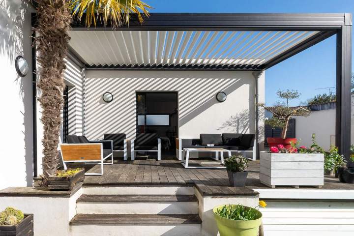 Nous installons des vérandas et des pergolas spacieuses.